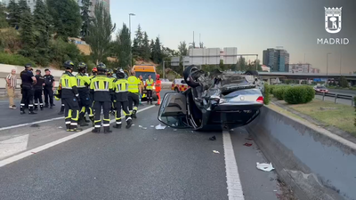 Tres heridos leves tras el vuelco de un coche en la M-30