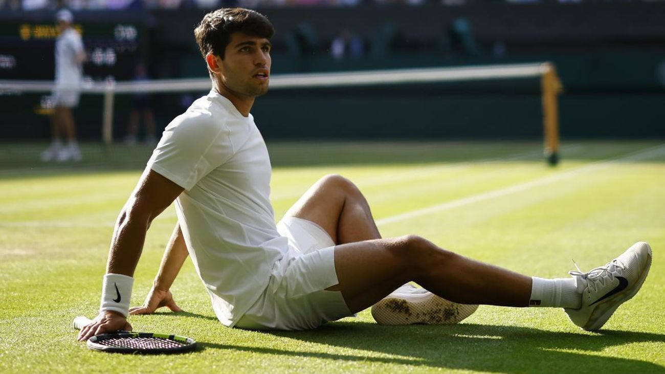 Alcaraz, tras un resbalón sobre la hierba de Wimbledon durante la final ante Sinner