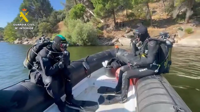 Guardia Civil rastrea el pantano de San Juan en busca de un hombre desaparecido mientras se bañaba