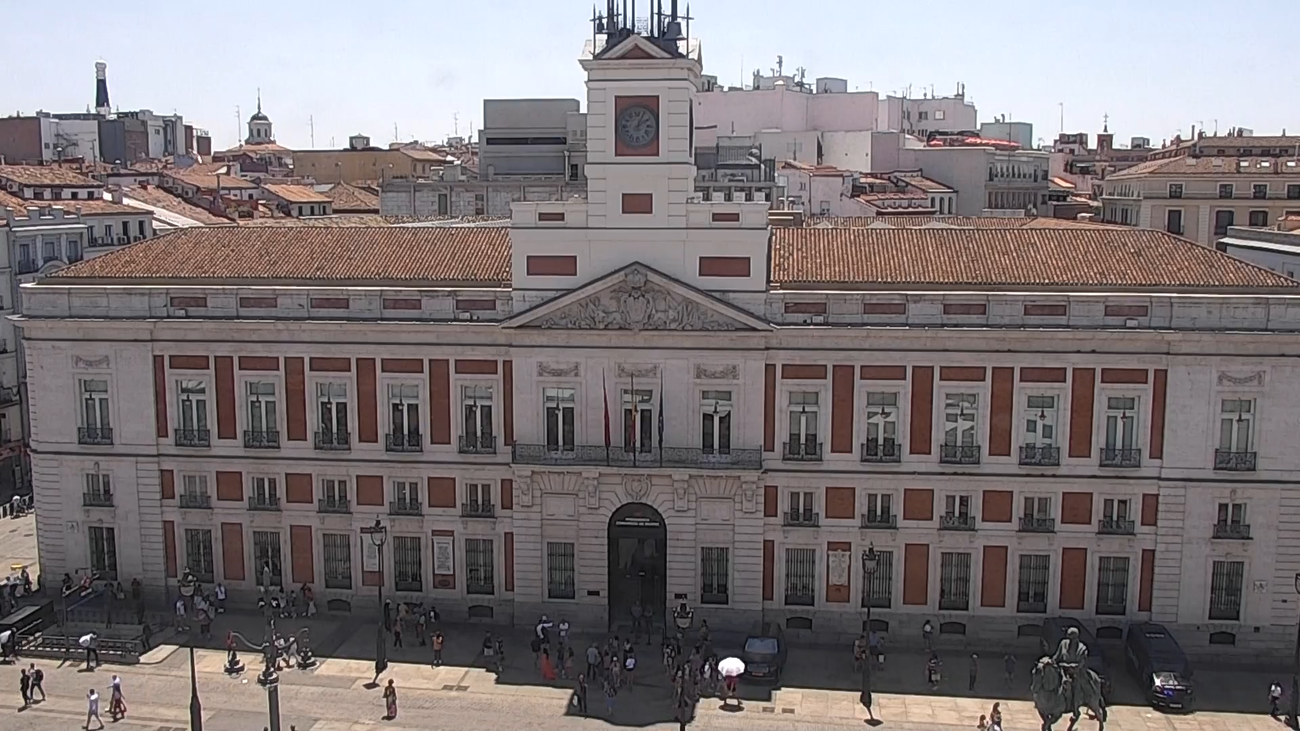 La Real Casa de Correos se prepara para su restauración: una lona con la imagen del edificio la cubrirá durante 4 meses