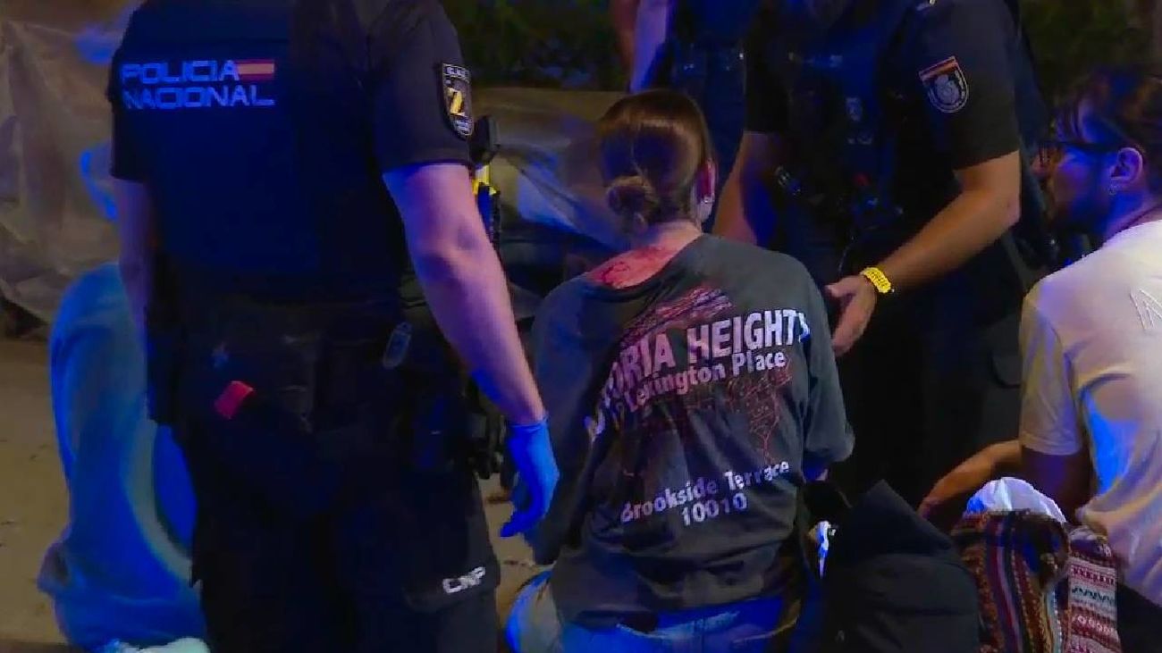 Apuñalan a una joven en el Paseo del Prado mientras pasea con sus amigos: la agresora y la víctima no se conocían