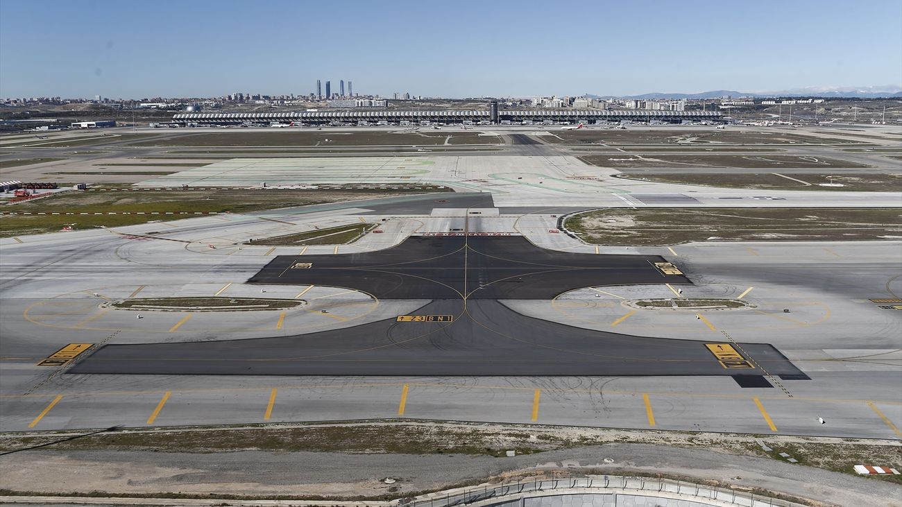 Una persona no identificada en una pista del aeropuerto de Barajas obliga a realizar cinco aterrizajes frustrados