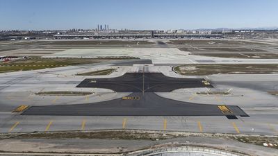 Una persona no identificada en una pista del aeropuerto de Barajas obliga a realizar cinco aterrizajes frustrados