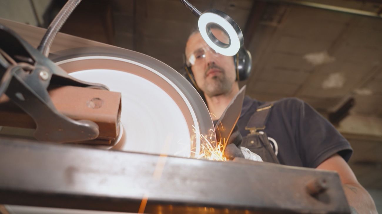 Daniel Torres, el 'herrero del siglo XXI' que forja cuchillos en Guadalix de la Sierra