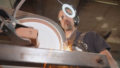 Daniel Torres, el 'herrero del siglo XXI' que forja cuchillos en Guadalix de la Sierra