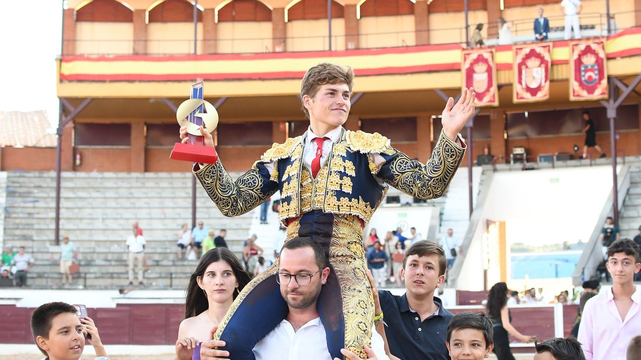 Álvaro Serrano, que pasea tres orejas, se alza con el Circuito de Novilladas de la Comunidad de Madrid