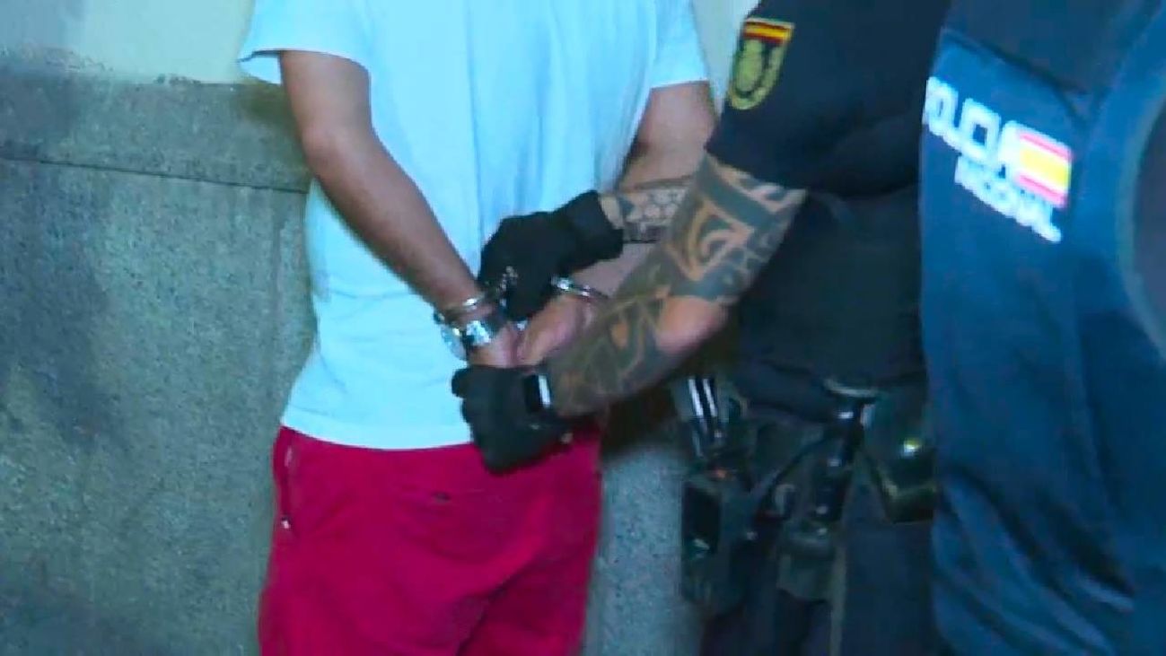 Abandona a su hijo en un coche robado junto a un narcopiso para irse de fiesta: la desgarradora reacción del niño al llegar la Policía