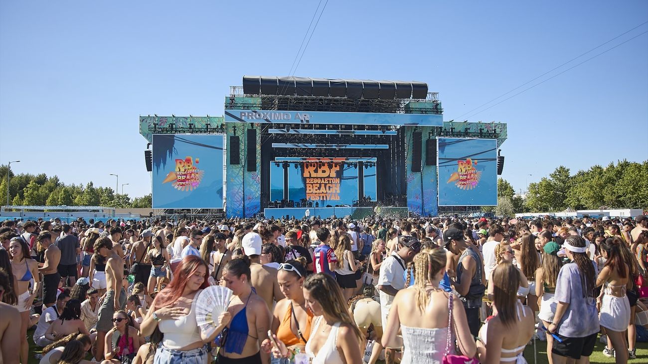 Varias personas durante el Reggaeton Beach Festival