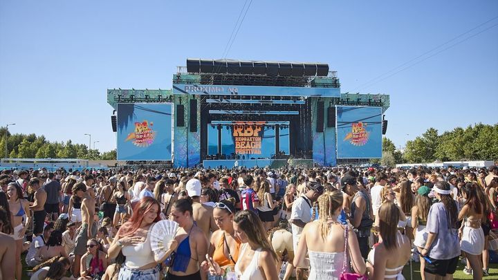 Varias personas durante el Reggaeton Beach Festival