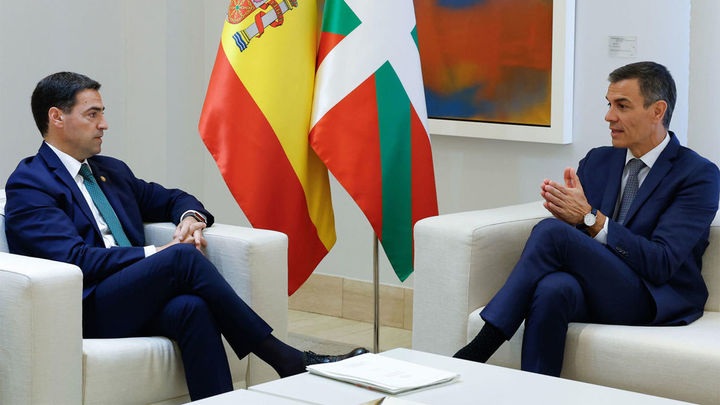 El lehendakari Imanol Pradales con el Presidente del Gobierno Pedro Sánchez / EFE