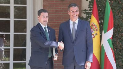 Sánchez y Pradales se reúnen  en Moncloa para el traspaso del primer bloque de la Seguridad Social