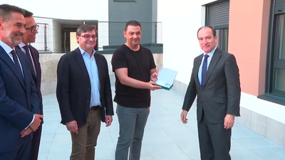 El Ayuntamiento de Madrid entrega las primeras llaves de viviendas asequibles en Villaverde