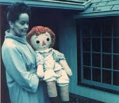 Lorraine Warren sosteniendo a la muñeca Anabelle / FACEBOOK