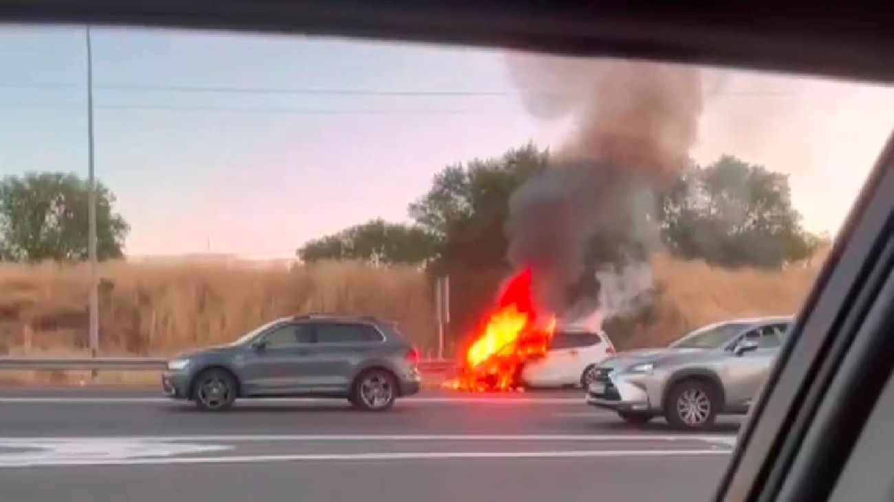 Impactante imagen de un coche en llamas en la M-40 a la altura de Alcorcón: el incidente ha generado importantes retenciones