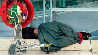Aena informará a las personas que pernoctan en Barajas que deben abandonar el aeropuerto