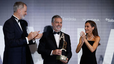Hablamos con Carlos Alsina tras recibir el premio Luca de Tena