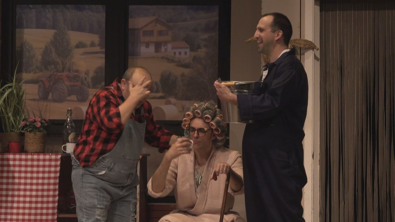 El Teatro Muñoz Seca recibe a la 'Familia Poyo', una comedia entre testigos protegidos y gallinas sueltas