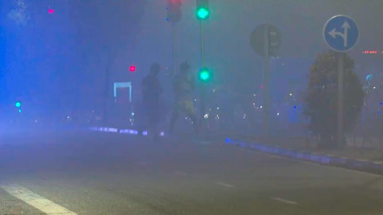 Susto en el Paseo de Extremadura por una gran nube de humo negro tras arder una máquina en las obras de la L6 de Metro
