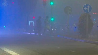 Susto en el Paseo de Extremadura por una gran nube de humo negro tras arder una máquina en las obras de la L6 de Metro