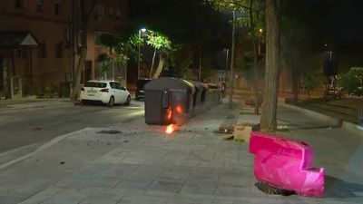 Arden varios contenedores en Usera en dos calles del distrito