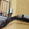 Sanse soterrará los cables colgantes de las fachadas para reducir riesgos