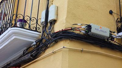 Sanse soterrará los cables colgantes de las fachadas para reducir riesgos