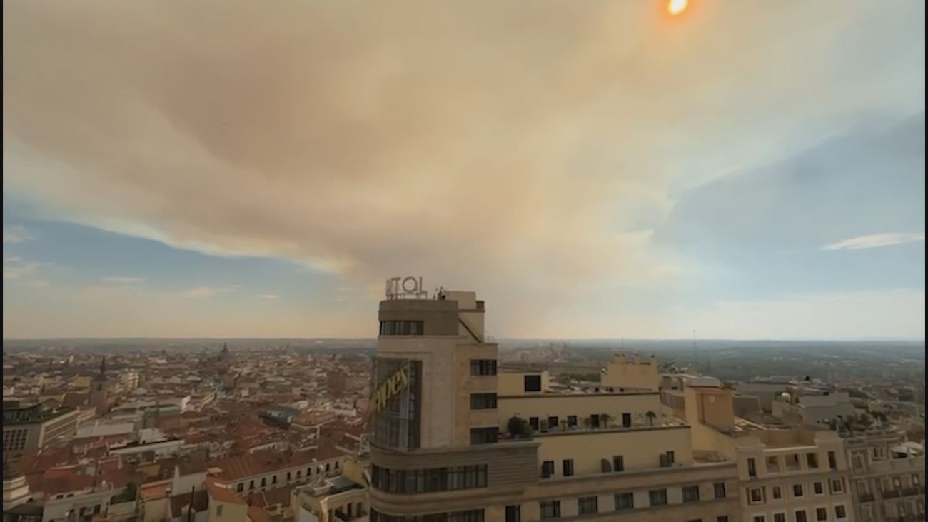 Madrid capital, con humo y ceniza del incendio forestal de Méntrida