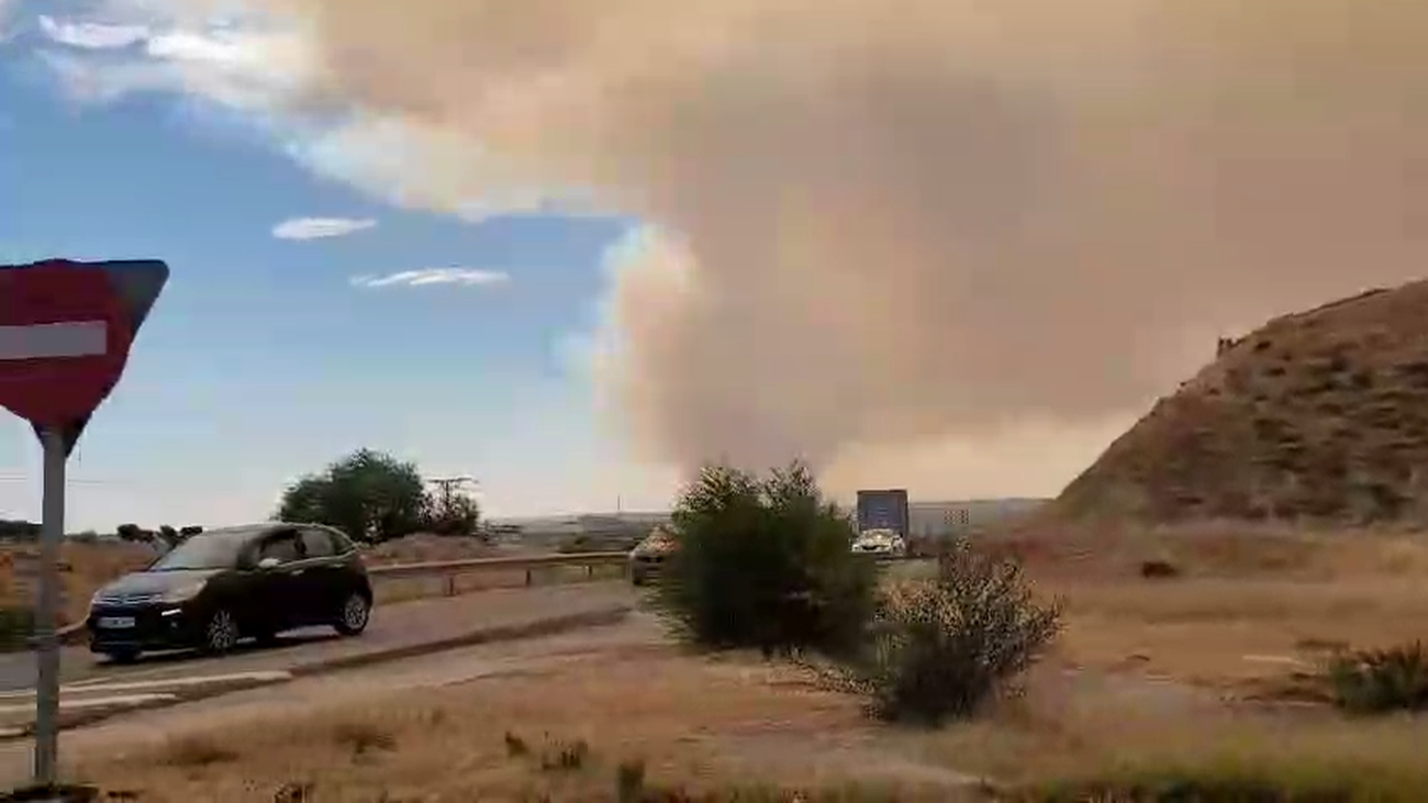 El sur de Madrid, alertado por un incendio en Toledo que ha provocado una densa y alta columna de humo