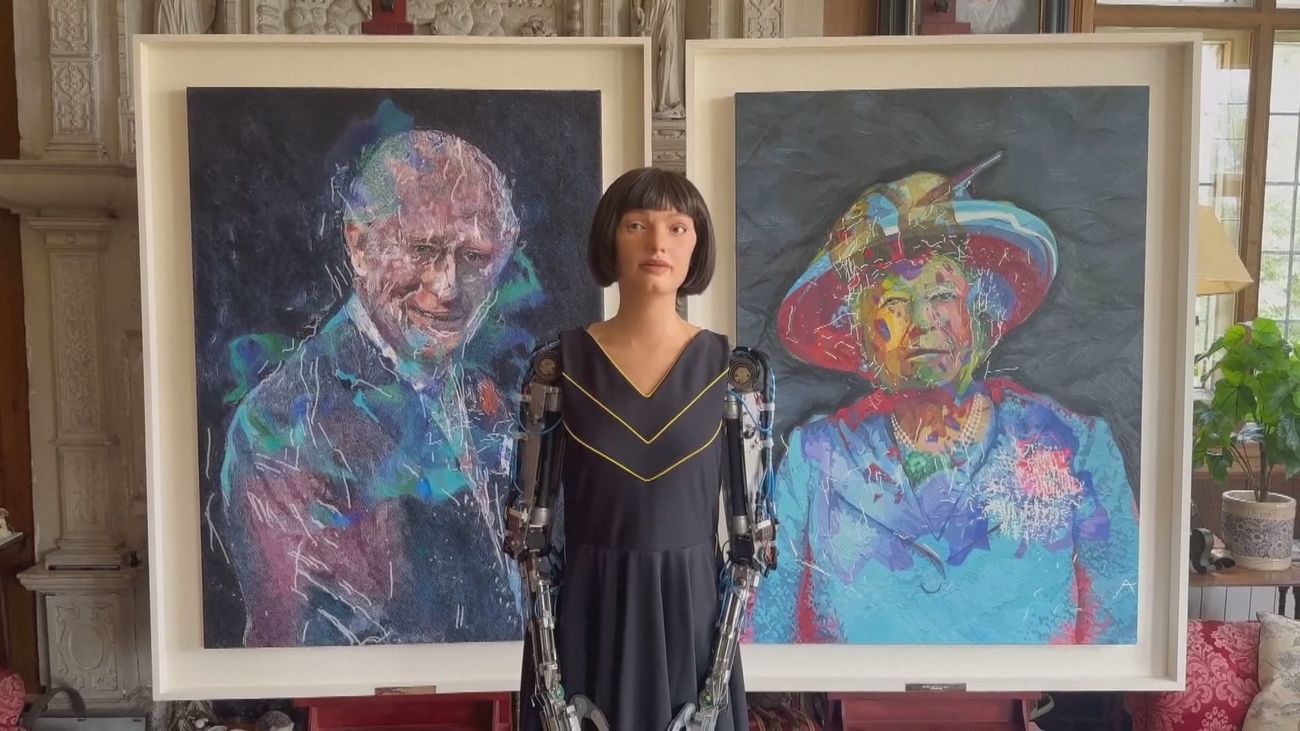Ai-Da, el robot pintor, presenta su retrato del rey Carlos III en la cumbre 'IA para el Bien Común'
