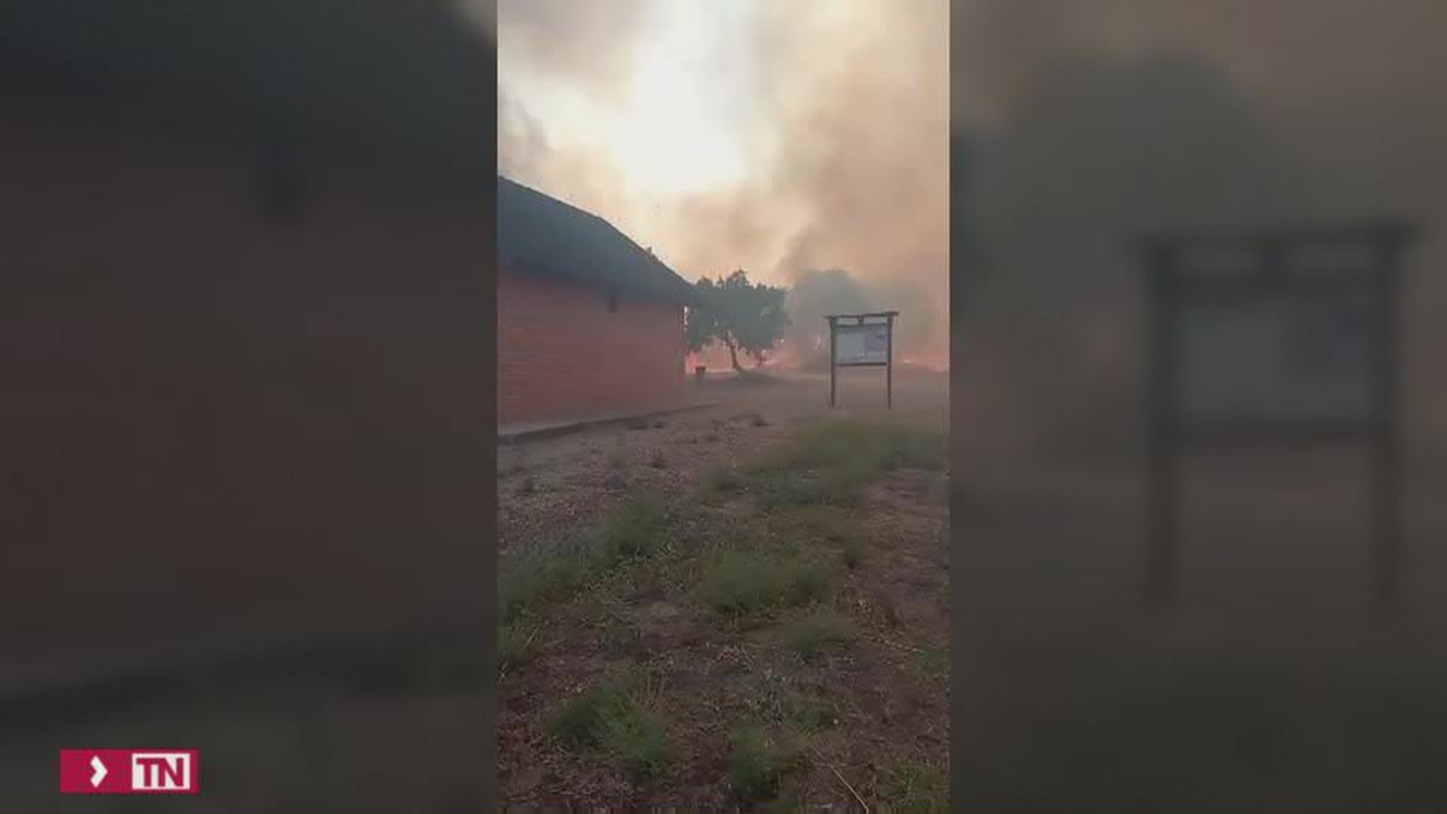 Las llamas, a punto de alcanzar la ermita de San Isidro en Valmojado (Toledo)