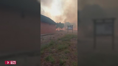 Las llamas, a punto de alcanzar la ermita de San Isidro en Valmojado (Toledo)