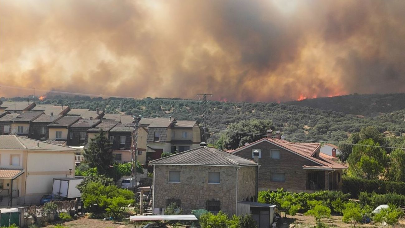 Un incendio forestal amenaza Navaluenga (Ávila)