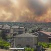 Un incendio forestal amenaza Navaluenga (Ávila)