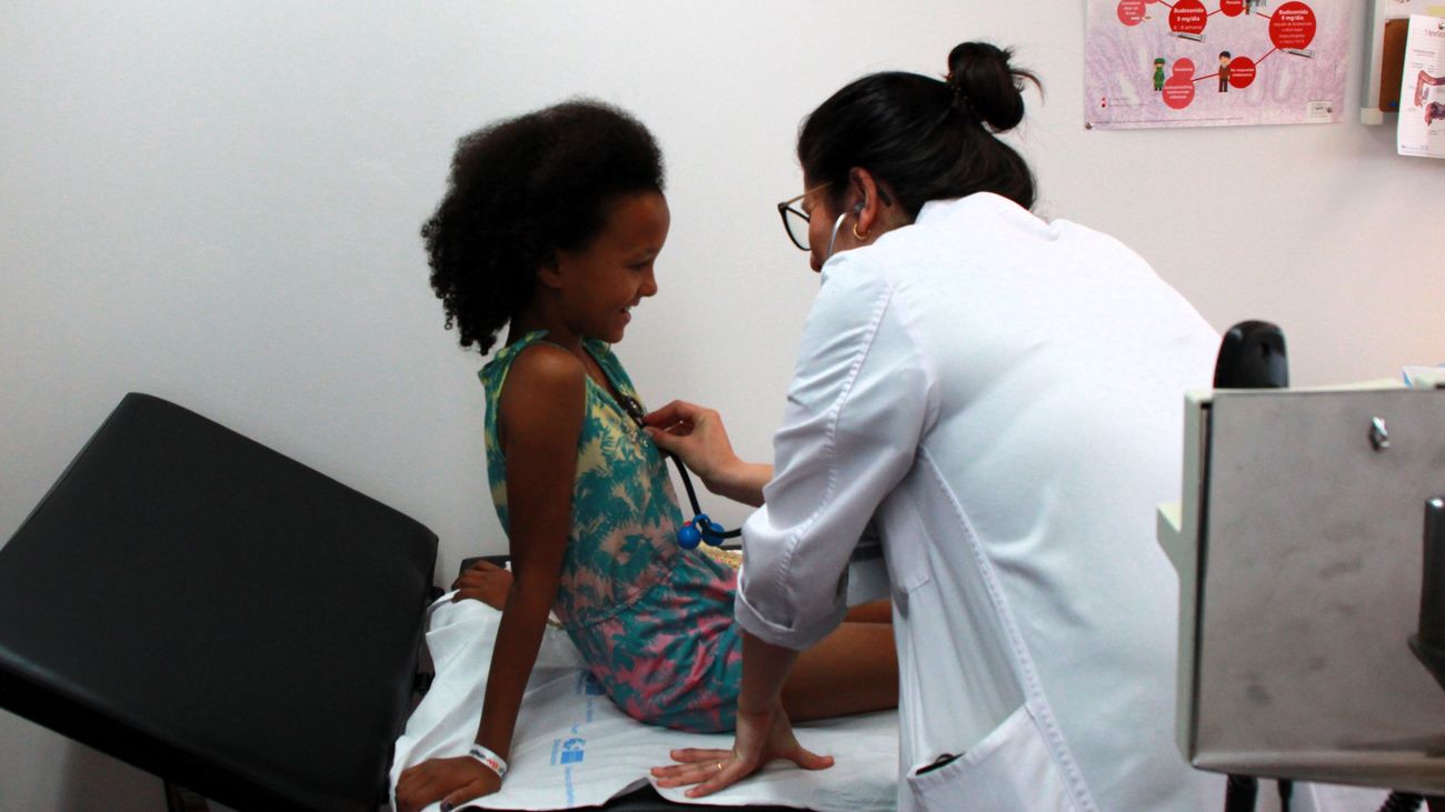 Niños saharauis de acogida en Fuenlabrada realizan su 'chequeo' médico en el Hospital Universitario