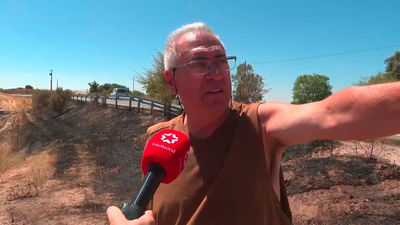 Vecinos y agricultores frenan el avance del incendio en Navalcarnero con cortafuegos improvisados