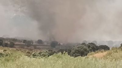 Tensión en Arroyomolinos por un incendio en una zona de pastos que ya está extinguido