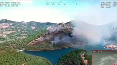 Bomberos trabajan para combatir un incendio de nivel 1 en Cañamero, Cáceres