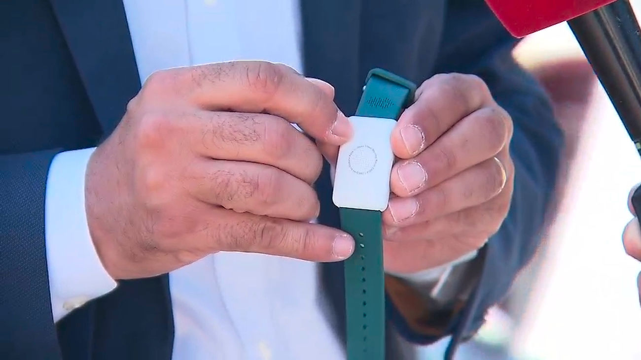 Alcalá estrena pulseras térmicas para monitorizar la temperatura corporal del personal de limpieza viaria