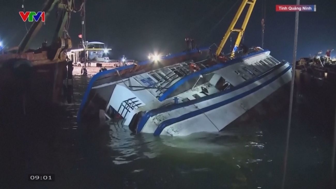 38 muertos y 5 desaparecidos al naufragar un barco turístico en Vietnam por un tifón