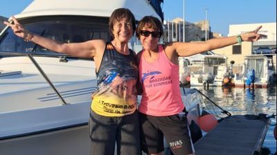 Dos hermanas madrileñas logran el primer cruce del Estrecho en 2025 en modalidad relevos