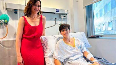 Ayuso visita en el Hospital La Paz al novillero Sergio Rollón