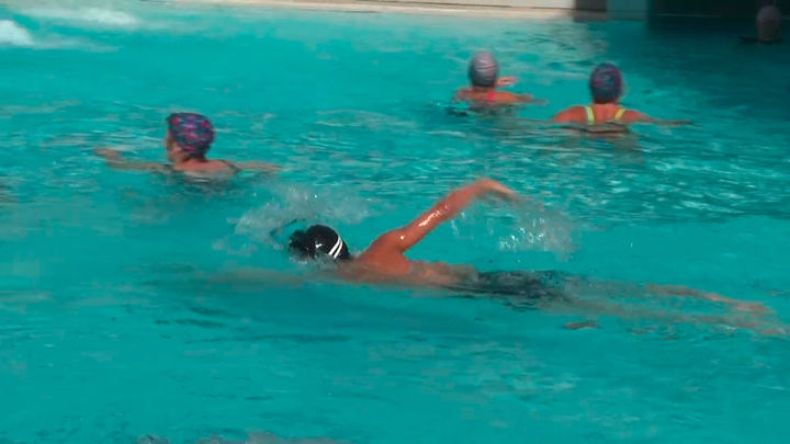 Personas nadando en una piscina municipal