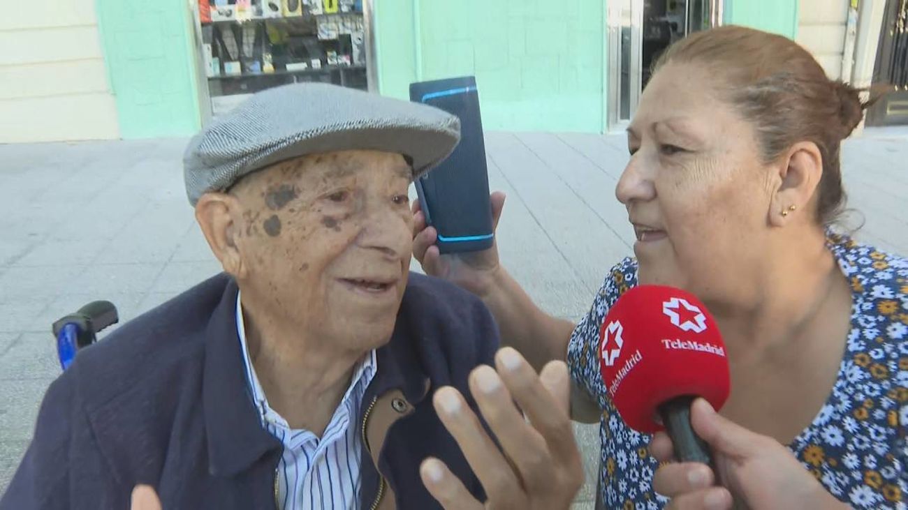 Esta es la calle de Madrid en la que los mayores se reúnen todos los días para cantar: "Somos una familia"