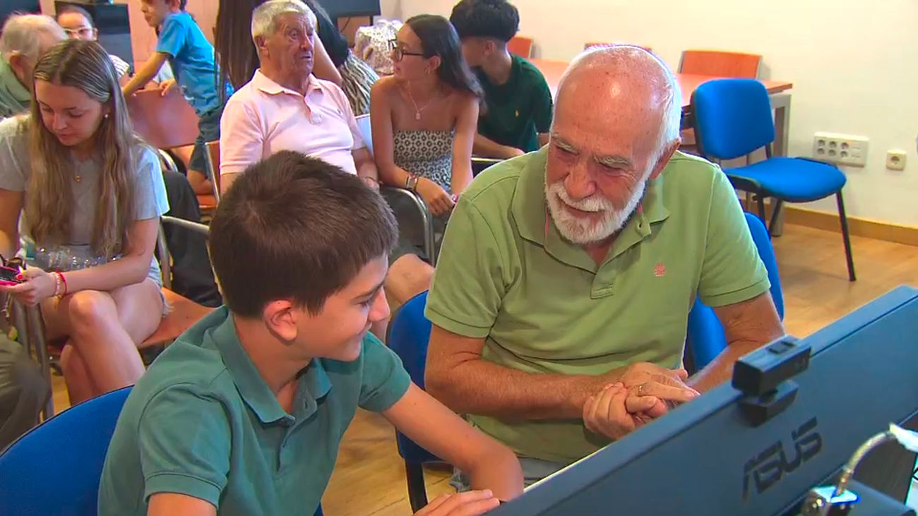 Abuelos y nietos se unen para vencer la brecha digital en el Día Mundial de los Abuelos