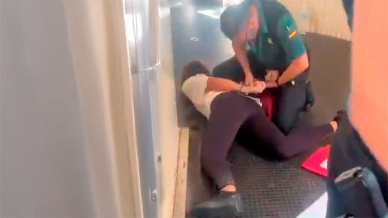 Desalojan a 50 adolescentes franceses de un vuelo en Valencia por conducta conflictiva