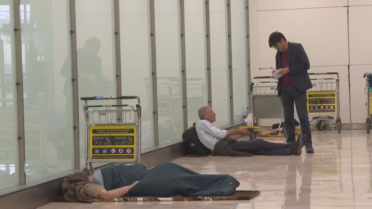 Aena prohíbe pernoctar en la T4 a personas sin hogar y sorprende al Ayuntamiento de Madrid
