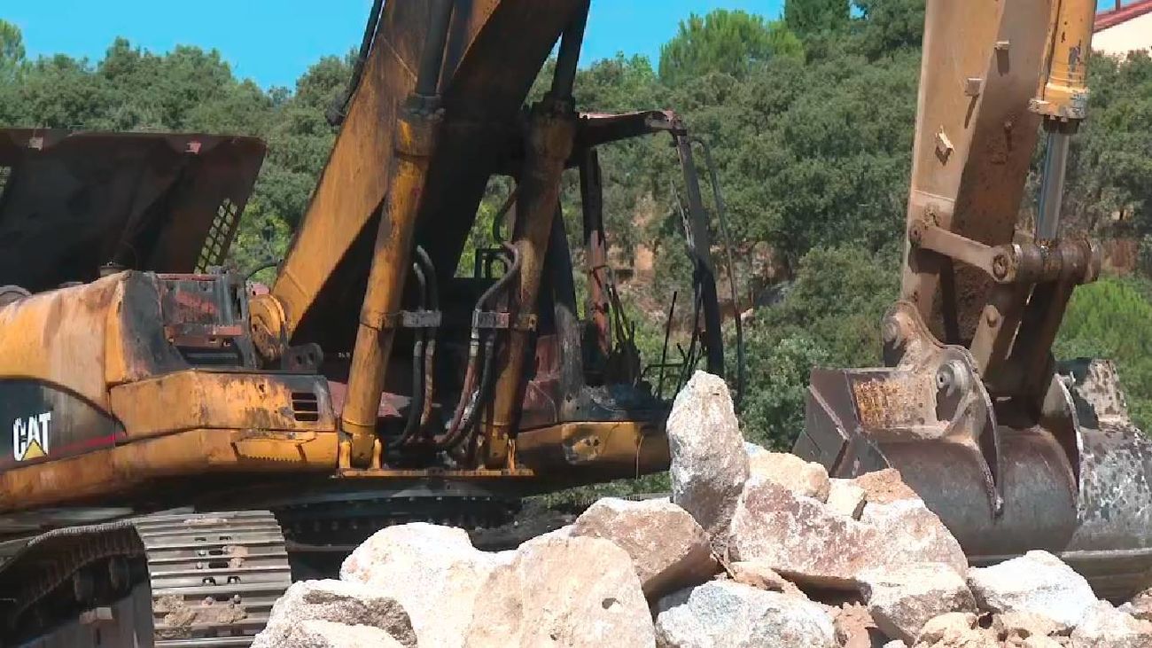 Prenden fuego a una excavadora en Torrelodones: vieron a tres chicos huir corriendo