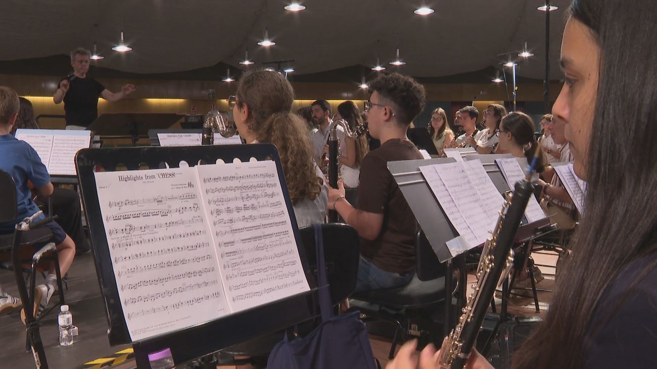 La Banda Sinfónica Municipal abre sus ensayos a jóvenes músicos en Veranos de la Villa