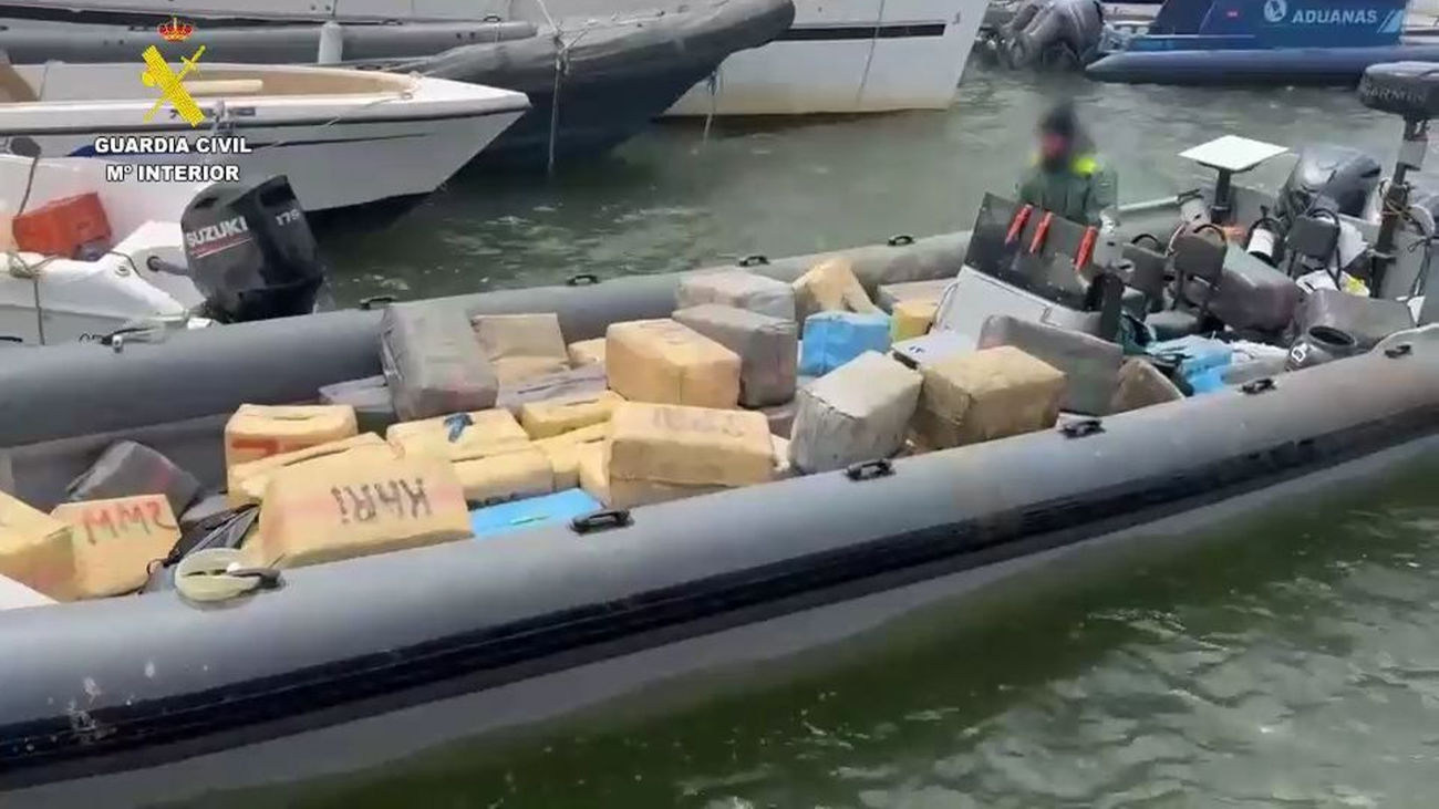 La Guardia Civil interviene dos embarcaciones cargadas con cinco toneladas de hachís y 2.000 litros de combustible