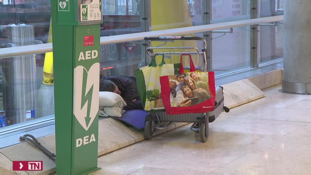 Una mujer ‘sintecho’ se niega a abandonar la Terminal 4 del Aeropuerto en la primer noche de desalojos